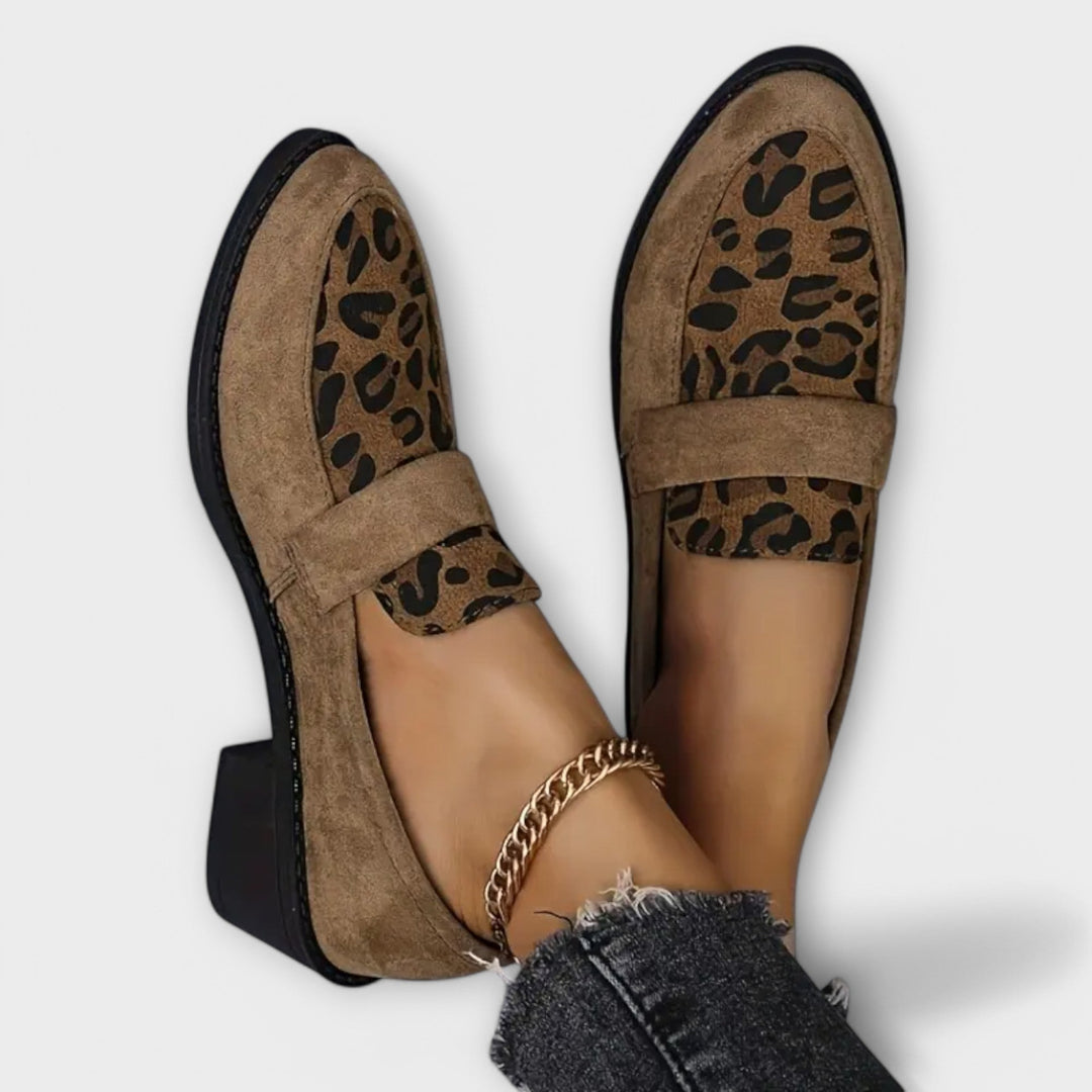 Elegant women's shoes with leopard print