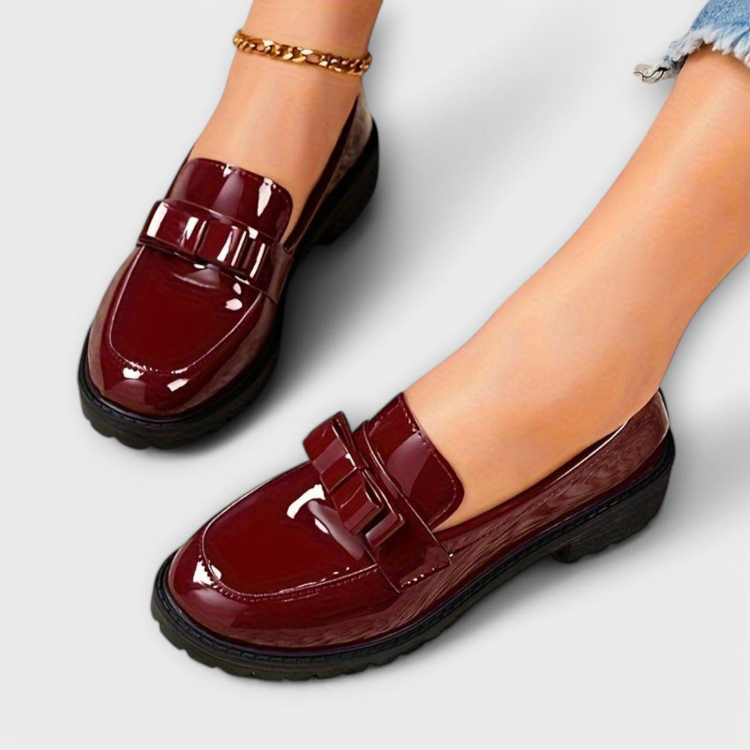 Mocassins Femininos Pretos em Verniz com Laço