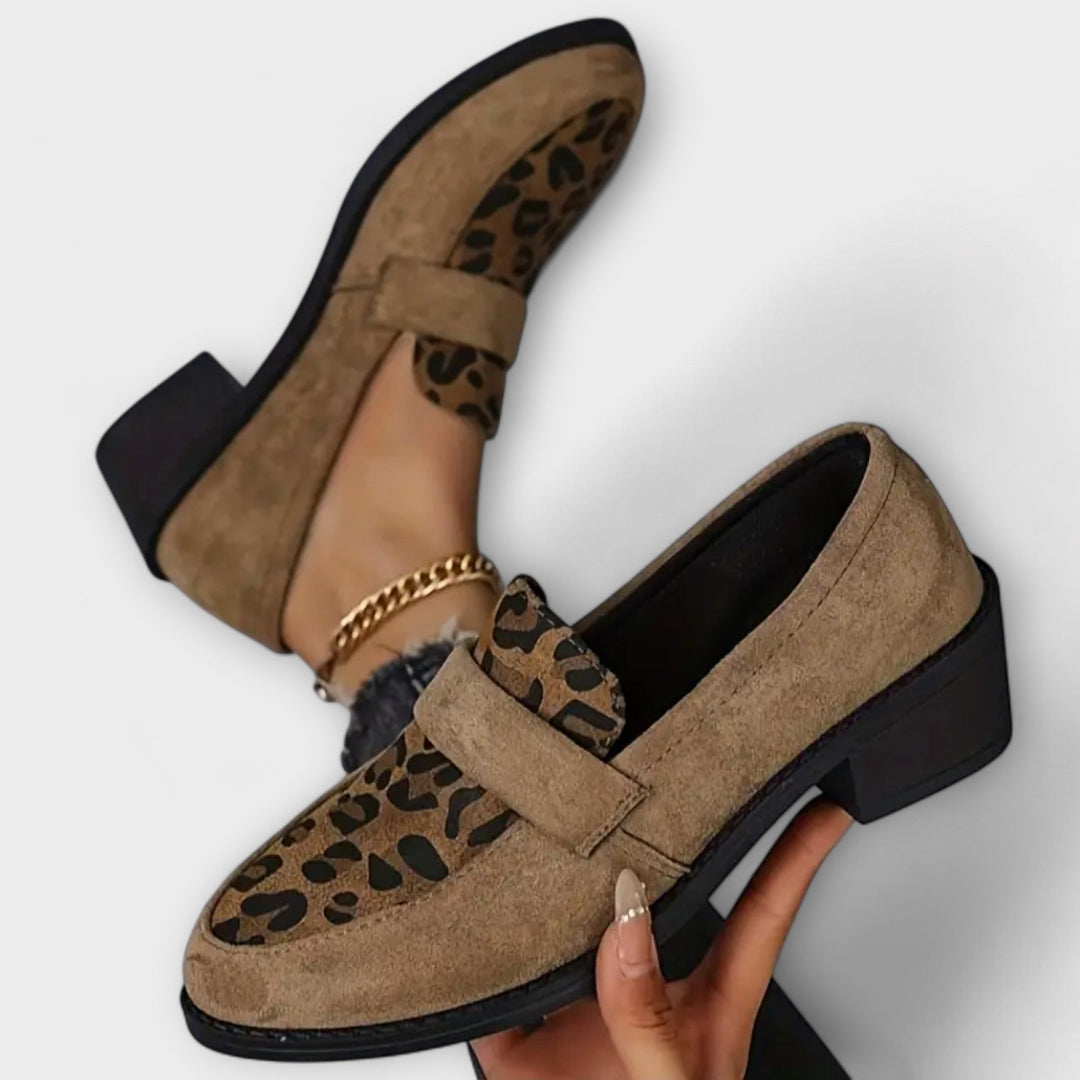 Elegant women's shoes with leopard print