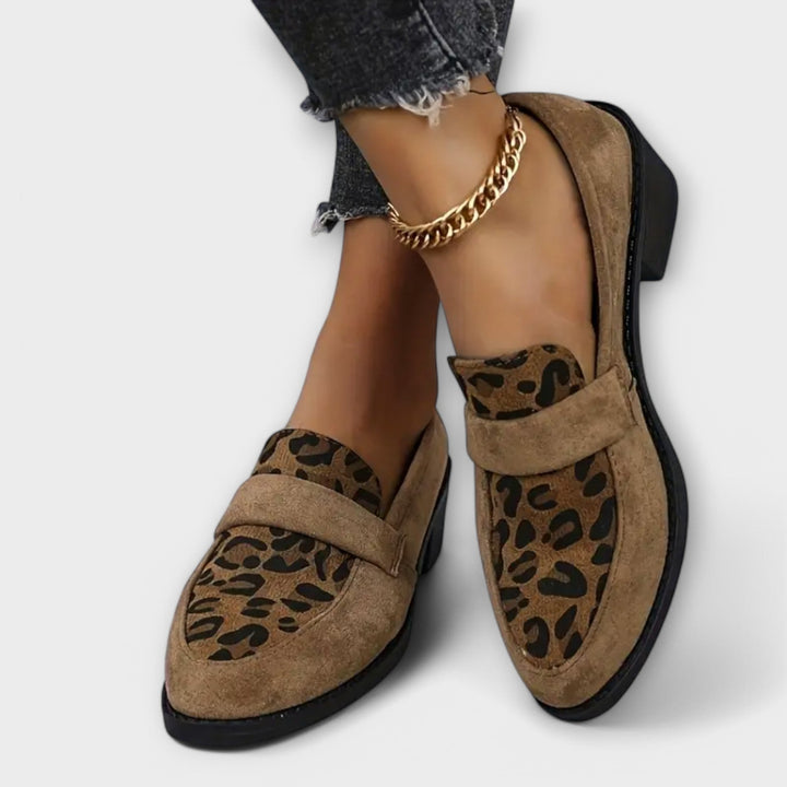 Elegant women's shoes with leopard print
