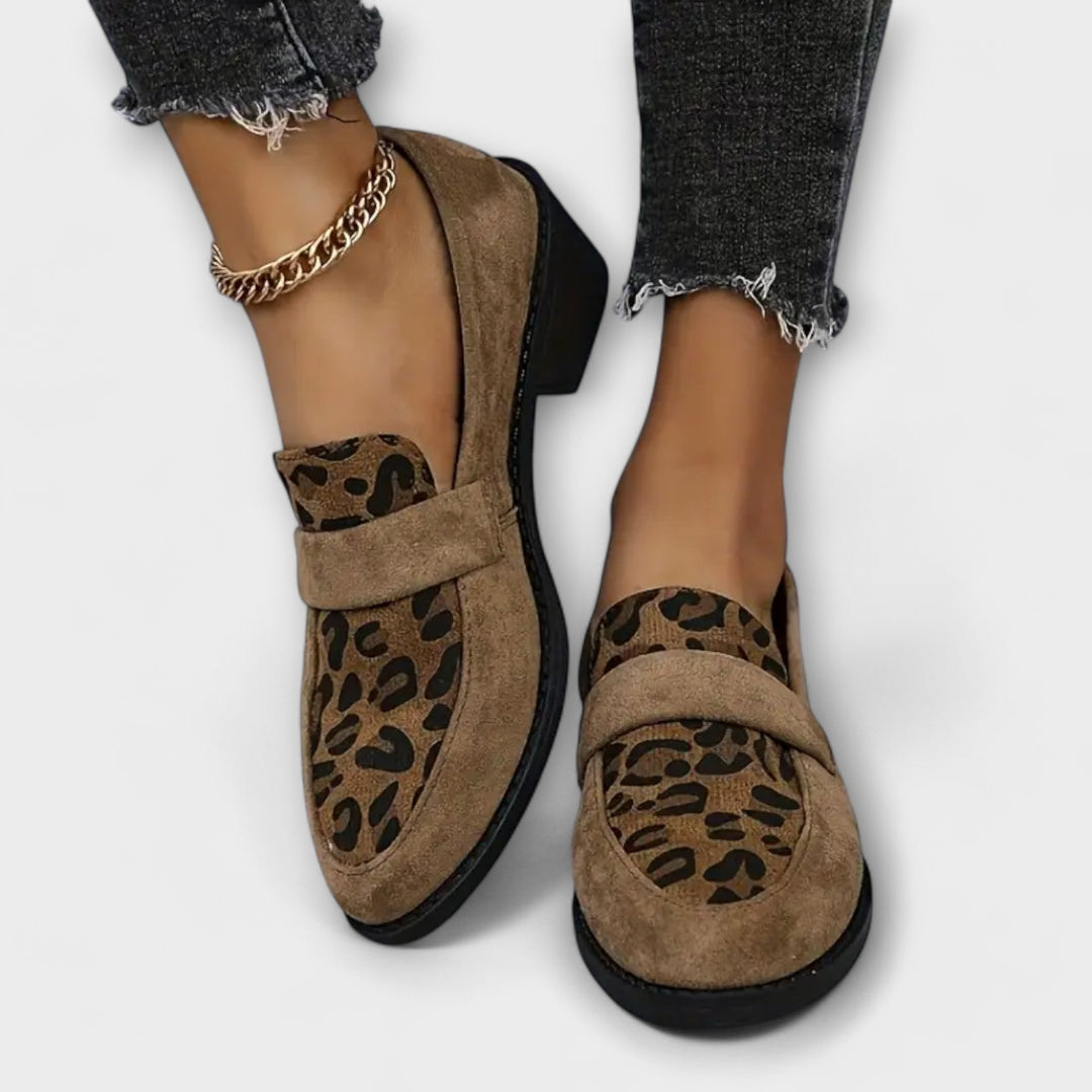 Elegant women's shoes with leopard print